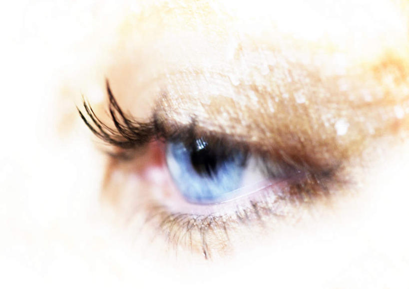 西方人,眼睛,睫毛,一个人,横图,室内,特写,白天,正面,化妆,美容,欧洲,欧洲人,仅一个年轻女性,仅一个女性,仅一个人,护肤,蓝色,彩妆,保养,享受,休闲,眼影,放松,养颜,年轻女性,女人,女性,白种人,睫,眼睫毛,半身,彩图