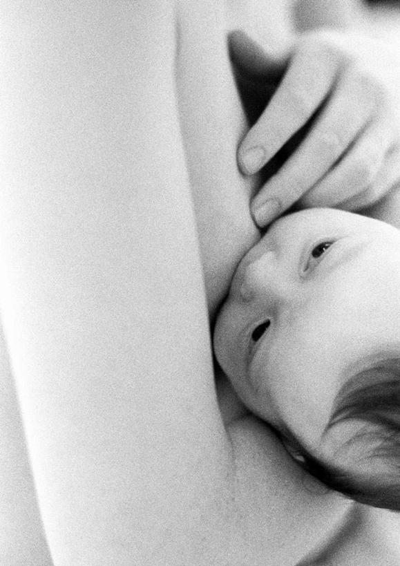 西方人,婴儿,儿童,两个人,母亲,儿子,吃,竖图,黑白,室内,白天,侧面,纯洁,欧洲,欧洲人,哺育,裸露,小孩,母子,可爱,母爱,活泼,赤裸,宝宝,裸,纯真,烂漫,无邪,伶俐,天真,男孩,男人,男性,年轻女性,女人,女性,白种人,孩子,嚼,食,半身,男生,女生