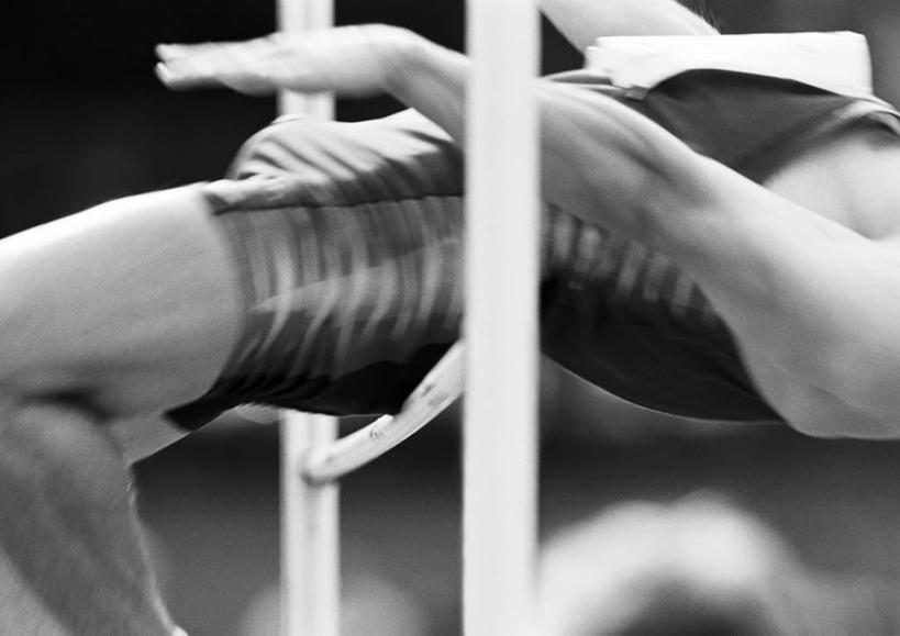 一个人,运动员,体育馆,跳,横图,黑白,室外,白天,正面,锻炼,旅游,度假,快乐,比赛,运动,竞争,单杠,跳高,仅一个男性,仅一个人,朦胧,模糊,半空,娱乐,体育场,仅一个年轻男性,享受,休闲,放松,体育运动,户外运动,体育,男人,男性,年轻男性,体育运动员,运动选手,跳跃,半身,健身