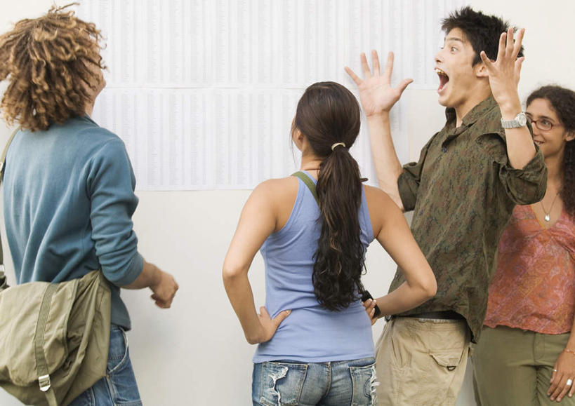 西方人,四个人,伙伴,朋友,学校,教学楼,站,笑,微笑,露齿笑,横图,室内,白天,兴奋,友谊,欧洲,欧洲人,包,手表,书包,墙,注视,手叉腰,校园,墙壁,墙面,背面,背包,叉腰,看,站着,张嘴,表,腕表,双手叉腰,关注,清单,张大嘴巴,成绩单,友情,男人,男性,年轻男性,年轻女性,女人,女性,白种人,张开嘴,抬头,仰头,站立,半身,彩图,高兴,教室楼,教学大楼,双肩包