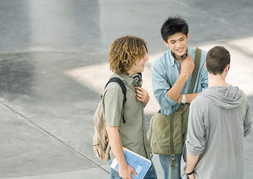 西方人,背部,三个人,伙伴,朋友,学生,站,横图,俯视,室内,白天,快乐,满意,友谊,幸福,书籍,欧洲,欧洲人,握,阴影,光线,包,书包,影子,音响,音乐,拿,拿着,娱乐,相视,阳光,背包,耳机,站着,享受,休闲,同学,面对面,放松,抱胸,握着,对视,舒适,享乐,相对,相看,友情,男人,男性,年轻男性,白种人,书,图书,半身,彩图,高角度拍摄,双肩包