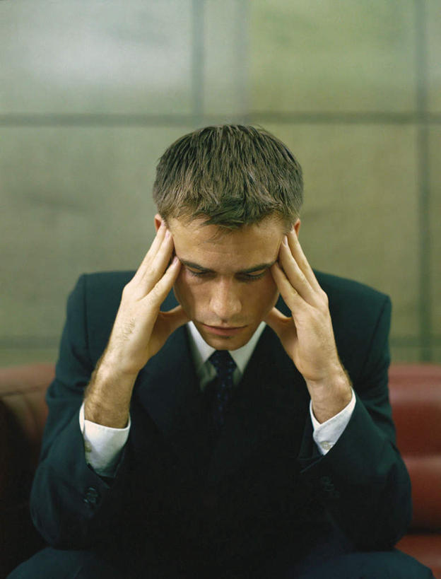 西方人,一个人,商务人士,商务男性,闭眼,竖图,室内,白天,正面,衬衫,沙发,欧洲,欧洲人,仅一个男性,仅一个人,撑,套装,仅一个年轻男性,疲倦,疲劳,撑着,疲惫,失落,商务装,工薪阶层,疲乏,男人,男性,年轻男性,白种人,白领,上班族,闭眼睛,闭着眼,闭着眼睛,半身,彩图,衬衣,皮沙发