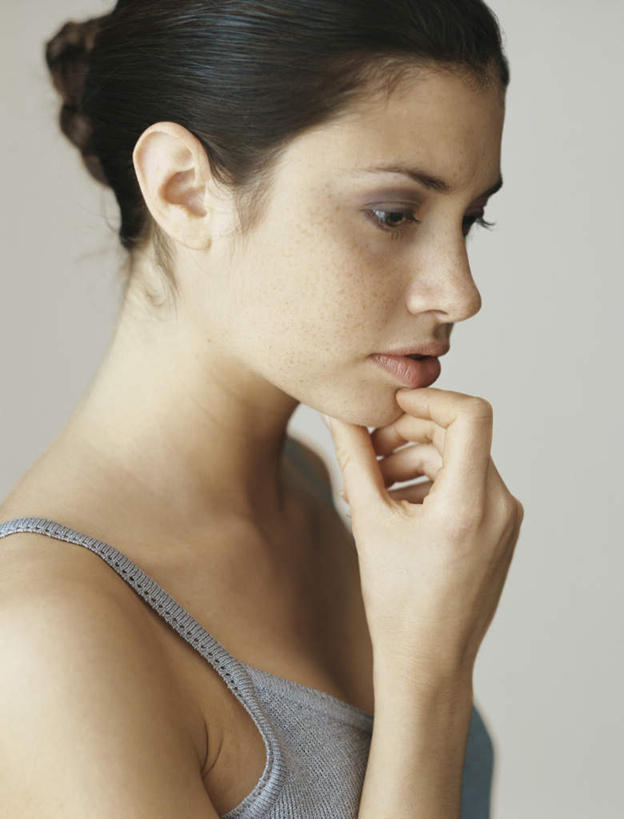 西方人,脸,脸颊,一个人,竖图,室内,白天,侧面,欧洲,欧洲人,仅一个年轻女性,仅一个女性,仅一个人,撑,灰色背景,托腮,托,思考,想,摄影,影棚,托下巴,年轻女性,女人,女性,白种人,脸部,脸蛋,面部,半身,彩图,影棚拍摄,拍摄