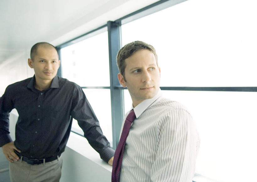 西方人,两个人,伙伴,朋友,商务人士,商务男性,站,横图,室内,白天,正面,衬衫,友谊,窗户,欧洲,欧洲人,撑,套装,走廊,过道,手叉腰,玻璃窗,叉腰,站着,撑着,商务装,工薪阶层,友情,男人,男性,年轻男性,白种人,白领,上班族,站立,半身,彩图,衬衣