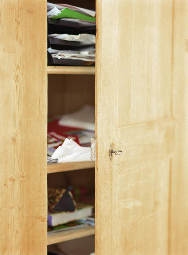 无人,竖图,室内,特写,白天,正面,看书,阅读,柜子,静物,书籍,一堆,许多,学习,堆叠,堆积,材料,档案,文件,钥匙,铅笔盒,锁,一个,笔袋,书本,资料,看,读书,浏览,单个,堆,文档,档案柜,书,图书,彩图