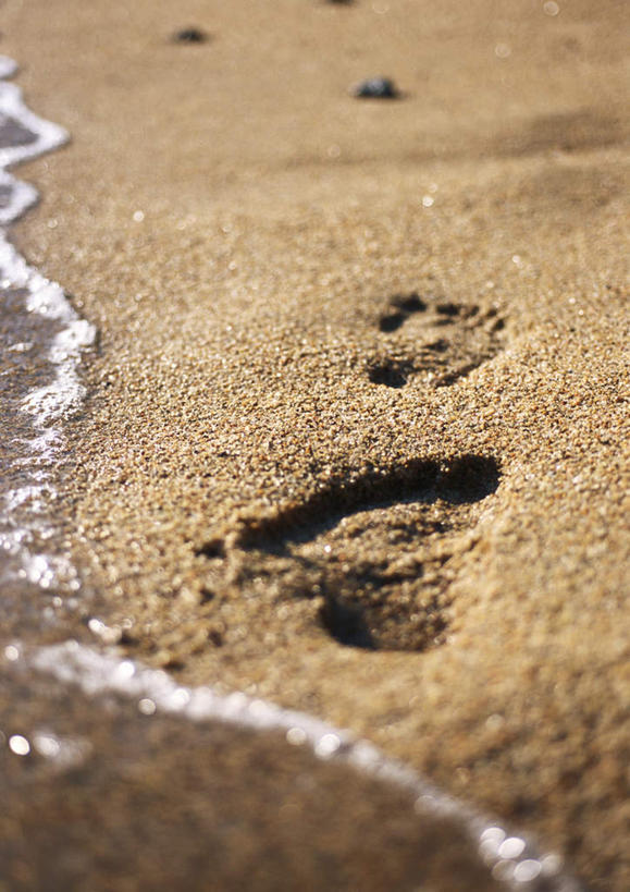 无人,竖图,俯视,室外,白天,旅游,度假,海浪,海洋,美景,沙滩,脚印,阴影,光线,沙子,影子,海岸,景观,浪花,沙地,娱乐,阳光,自然,海水,享受,休闲,景色,放松,印记,自然风光,海景,大海,风浪,海,海水的波动,海滩,近岸浪,涌浪,彩图,高角度拍摄