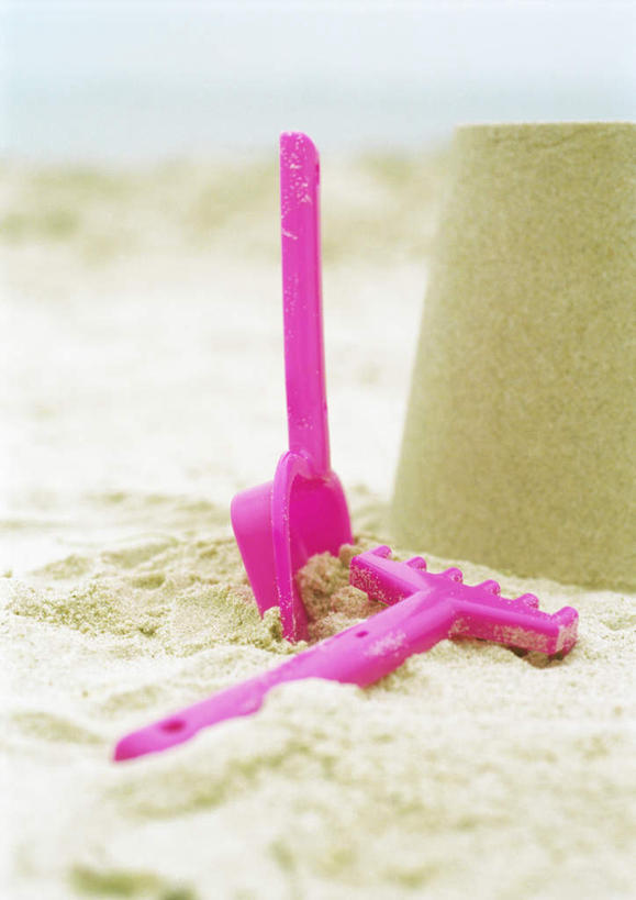 无人,竖图,俯视,室外,特写,白天,沙滩,静物,玩具,朦胧,模糊,铲子,沙子,塑料,海岸,沙地,耙,沙堆,海滩,彩图,高角度拍摄