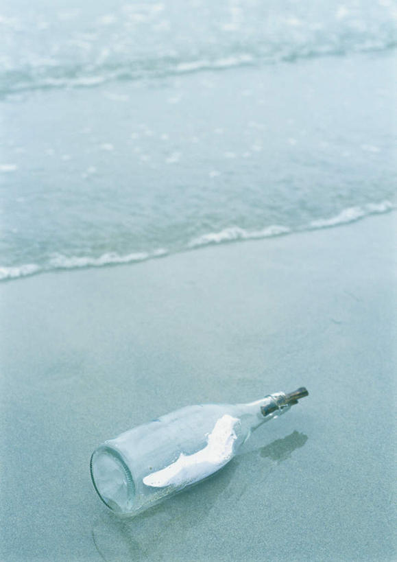 无人,竖图,俯视,室外,特写,白天,神秘,海浪,海洋,沙滩,静物,朦胧,模糊,沙子,海岸,浪花,漂流瓶,艺术品,沙地,装饰品,一个,海水,祈祷,惊喜,许愿,期待,单个,祈求,海景,许愿瓶,偶然,大海,风浪,海,海水的波动,海滩,近岸浪,涌浪,彩图,高角度拍摄