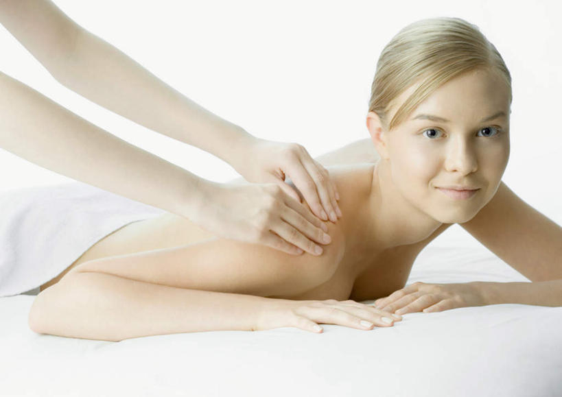 西方人,两个人,按摩师,站,笑,微笑,横图,室内,白天,侧面,按摩,床,欧洲,欧洲人,撑,床单,涂抹,注视,被子,观察,看,趴着,站着,健康,放松,保健,单人床,观看,抹,察看,医疗,撑着,被单,关注,指压,年轻女性,女人,女性,白种人,技师,趴,站立,半身,彩图,推拿