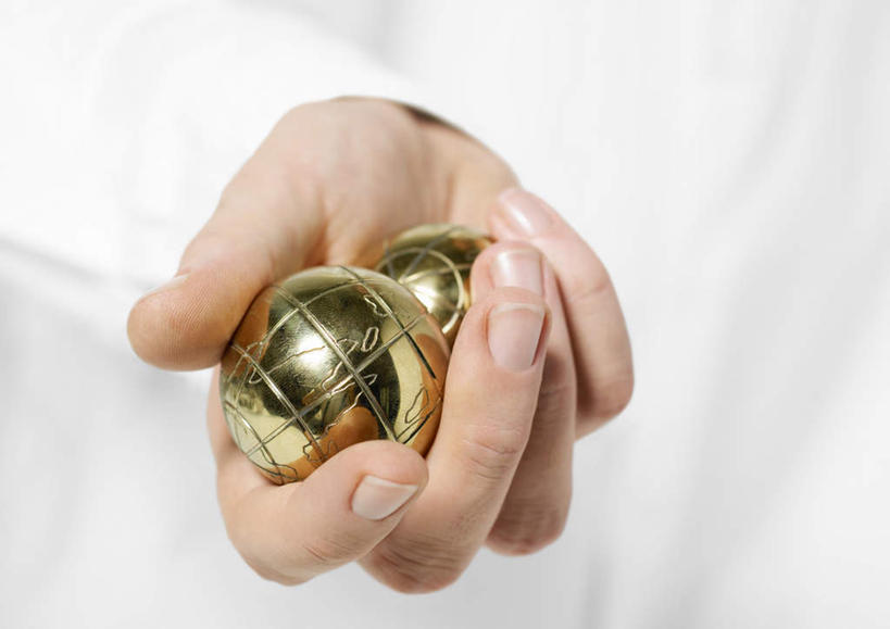 西方人,手,一个人,横图,室内,特写,白天,白色背景,正面,欧洲,欧洲人,仅一个男性,仅一个人,握,阴影,反射,影子,拿,拿着,仅一个年轻男性,两个,保健球,手部,金色,健身球,握着,摄影,影棚,单手,康复球,老年健身球,男人,男性,年轻男性,白种人,半身,彩图,影棚拍摄,拍摄