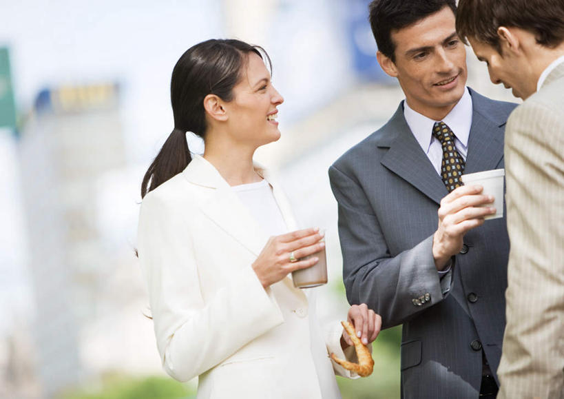 点心,面包,西方人,三个人,同事,商务人士,商务男性,商务女性,横图,室外,白天,正面,衬衫,成功,合作,团队,集体,信心,杯子,欧洲,欧洲人,套装,朦胧,模糊,谷物,食品,羊角面包,粮食,注视,队伍,主食,饮食,食物,糕点,纸制品,观察,看,观看,纸杯,察看,领导,成就,关注,一次性杯子,商务装,合伙,领袖,工薪阶层,男人,男性,年轻男性,年轻女性,女人,女性,白种人,白领,上班族,半身,彩图,衬衣