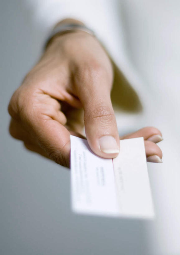 西方人,手,一个人,商务人士,商务女性,竖图,俯视,室内,特写,白天,名片,欧洲,欧洲人,仅一个年轻女性,仅一个女性,仅一个人,握,套装,朦胧,模糊,拿,拿着,卡片,手部,握着,商务装,工薪阶层,年轻女性,女人,女性,白种人,白领,上班族,半身,彩图,高角度拍摄