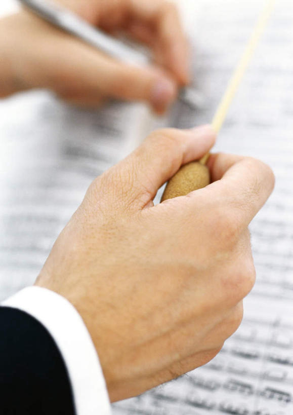 西方人,一个人,音乐家,竖图,俯视,室内,白天,书籍,欧洲,欧洲人,仅一个男性,仅一个人,握,笔,乐谱,五线谱,指挥棒,音乐,拿,拿着,仅一个年轻男性,握着,节拍,音符,符头,符干,符尾,乐章,男人,男性,年轻男性,白种人,乐师,演奏家,音乐工作者,作曲家,半身,彩图,高角度拍摄