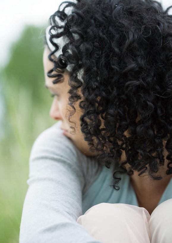 西方人,一个人,坐,竖图,室外,白天,正面,旅游,度假,植物,欧洲,欧洲人,仅一个年轻女性,仅一个女性,仅一个人,娱乐,树,树木,蓝色,绿色,蓝天,天空,自然,天,回头,享受,休闲,放松,转身,生长,成长,抱膝,户外运动,年轻女性,女人,女性,白种人,坐着,半身,彩图