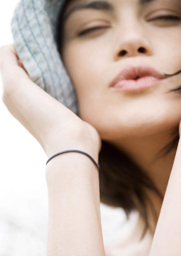 西方人,脸,头,嘴,脸颊,一个人,笑,微笑,竖图,室外,特写,白天,仰视,旅游,度假,欧洲,欧洲人,仅一个年轻女性,仅一个女性,仅一个人,撑,托腮,娱乐,托,享受,休闲,放松,托下巴,户外运动,年轻女性,女人,女性,白种人,头部,口,口腔,脸部,脸蛋,面部,嘴巴,嘴唇,半身,彩图,低角度拍摄