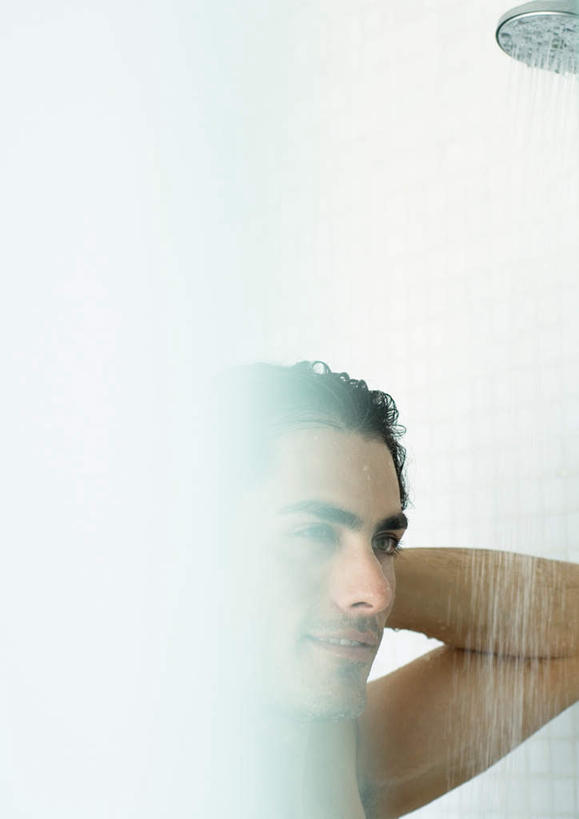 西方人,一个人,站,竖图,室内,白天,侧面,洗澡,卫生间,浴室,欧洲,欧洲人,仅一个男性,仅一个人,注视,干净,仅一个年轻男性,观察,看,站着,健康,观看,察看,卫生,喷头,关注,男人,男性,年轻男性,白种人,淋浴房,站立,半身,彩图,冲凉房,沐浴间,沐浴室