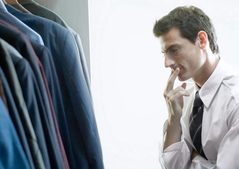 西方人,一个人,商务人士,商务男性,站,横图,室内,白天,侧面,衬衫,柜子,卧室,衣架,欧洲,欧洲人,仅一个男性,仅一个人,撑,套装,墙,领带,托腮,注视,墙壁,墙面,仅一个年轻男性,衣橱,观察,看,托,站着,思考,考虑,抱胸,观看,察看,挑选,关注,托下巴,商务装,选择,工薪阶层,更衣橱,男人,男性,年轻男性,白种人,白领,上班族,挂衣架,晾衣架,站立,半身,彩图,衬衣,睡房,卧房