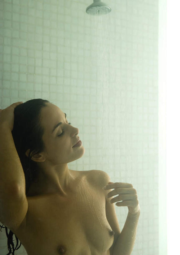 西方人,脸,头,脸颊,脖子,胸,头发,一个人,站,闭眼,摸,竖图,室内,特写,白天,正面,美容,洗澡,水,欧洲,欧洲人,仅一个年轻女性,仅一个女性,仅一个人,抚摸,护肤,淋浴,伸展,液体,墙,公寓,裸露,墙壁,墙面,住宅,站着,保养,享受,休闲,放松,保健,赤裸,喷头,裸,养颜,年轻女性,女人,女性,白种人,头部,胸部,脖,颈,颈部,脸部,脸蛋,面部,闭眼睛,闭着眼,闭着眼睛,触摸,接触,站立,半身,彩图,沐浴