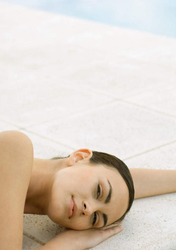 西方人,脸,头,脸颊,脖子,一个人,游泳池,闭眼,竖图,俯视,室外,特写,白天,泳装,比基尼,旅游,度假,水,太阳,欧洲,欧洲人,仅一个年轻女性,仅一个女性,仅一个人,撑,光线,水池,水面,托头,娱乐,泳池,阳光,趴着,托,享受,休闲,放松,游泳馆,户外运动,年轻女性,女人,女性,白种人,头部,脖,颈,颈部,脸部,脸蛋,面部,闭眼睛,闭着眼,闭着眼睛,趴,半身,彩图,高角度拍摄,泳衣