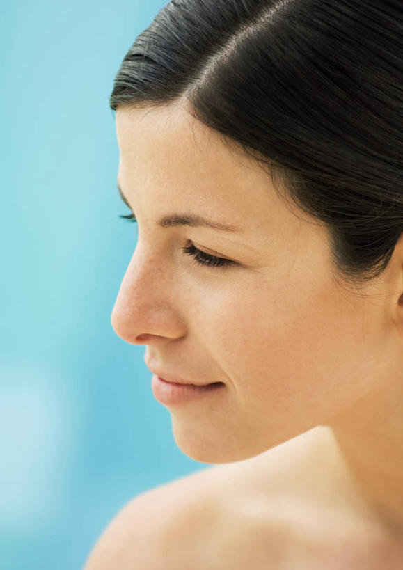 西方人,脸,头,脸颊,下巴,脖子,头发,一个人,游泳池,竖图,室外,特写,白天,正面,旅游,度假,水,欧洲,欧洲人,仅一个年轻女性,仅一个女性,仅一个人,水池,水面,娱乐,泳池,黑色,享受,休闲,放松,温泉浴场,游泳馆,户外运动,肩部,腮,年轻女性,女人,女性,白种人,头部,脖,颈,颈部,脸部,脸蛋,面部,半身,彩图,水疗