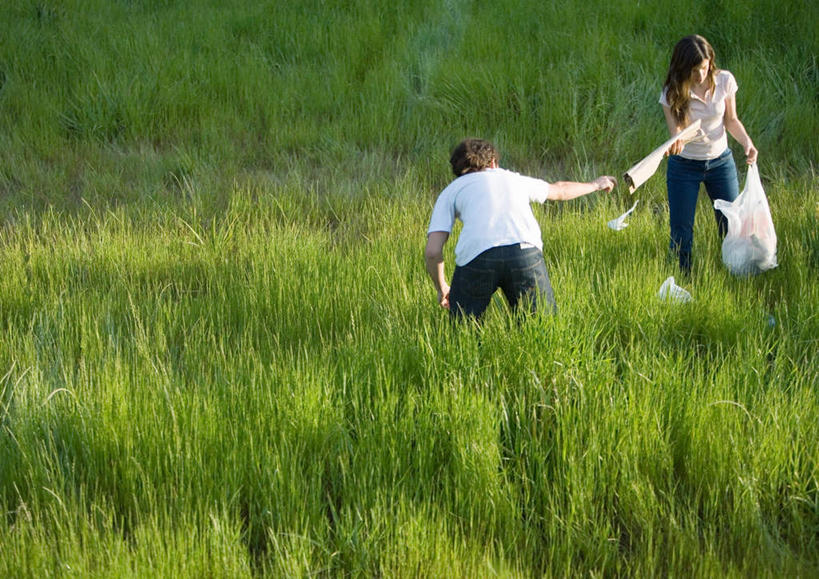 西方人,背部,两个人,横图,室外,白天,正面,爱情,旅游,度假,草地,草坪,美景,太阳,植物,袋子,欧洲,欧洲人,弯腰,握,阴影,环保,光线,包装袋,手提袋,影子,景观,购物袋,浪漫,拿,拿着,休闲装,娱乐,草,绿色,阳光,自然,享受,休闲,温暖,温馨,休闲服,景色,恩爱,放松,握着,恋人,垃圾袋,回收,和睦,资源,捡,自然风光,利用,低碳,循环,男人,男性,年轻男性,年轻女性,女人,女性,白种人,情侣,彩图,全身,伴侣,融洽