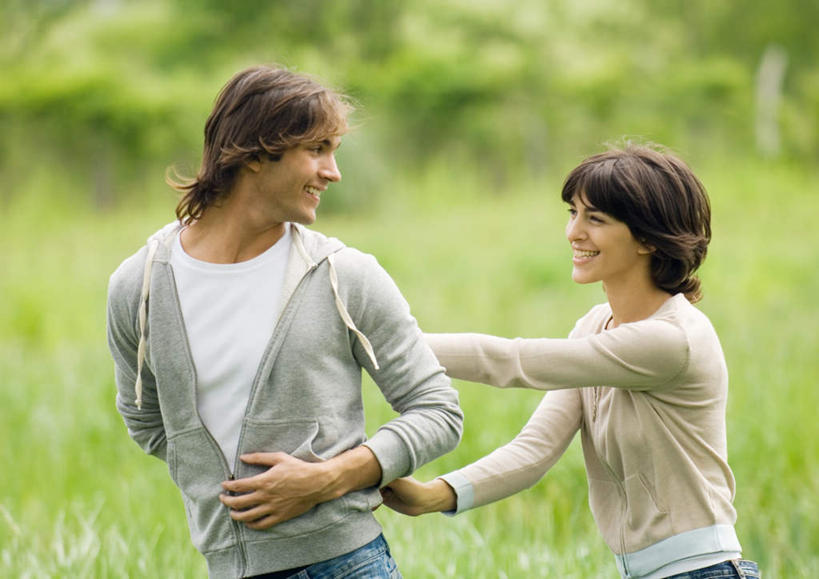 西方人,两个人,伙伴,朋友,站,握手,笑,说,微笑,露齿笑,横图,室外,白天,正面,爱情,旅游,度假,游戏,快乐,友谊,幸福,草地,草坪,森林,树林,植物,欧洲,欧洲人,朦胧,模糊,浪漫,玩,注视,牛仔裤,休闲装,娱乐,草,树,树木,绿色,自然,观察,看,站着,享受,休闲,温暖,温馨,休闲服,恩爱,放松,恋人,生长,成长,观看,和睦,察看,关注,户外运动,回头看,交流,友情,男人,男性,年轻男性,年轻女性,女人,女性,白种人,情侣,搀手,沟通,讲话,交谈,拉手,手拉手,手握手,说话,谈话,玩耍,嬉戏,站立,半身,彩图,高兴,开心,伴侣,融洽