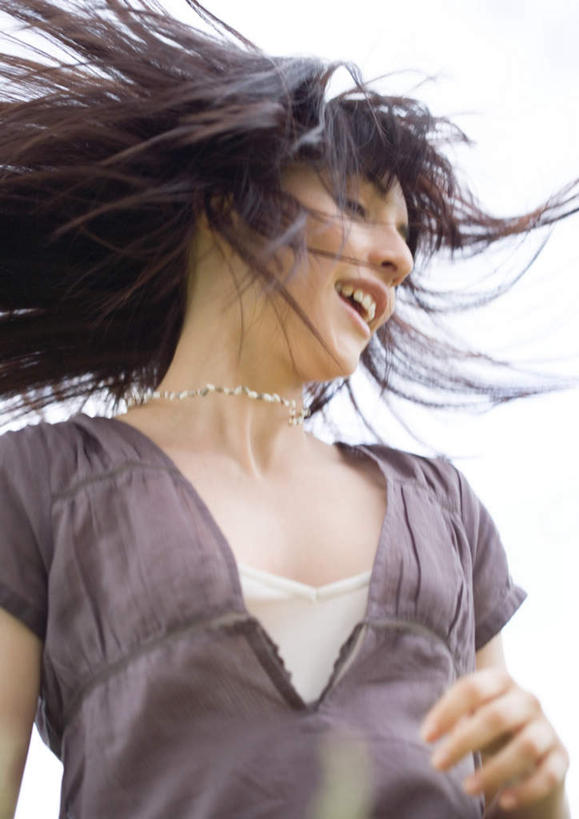 西方人,一个人,笑,微笑,露齿笑,竖图,室外,特写,白天,仰视,旅游,度假,快乐,幸福,欧洲,欧洲人,仅一个年轻女性,仅一个女性,仅一个人,休闲装,旋转,娱乐,蓝色,蓝天,天空,天,享受,休闲,休闲服,放松,喜悦,户外运动,年轻女性,女人,女性,白种人,半身,彩图,低角度拍摄,高兴