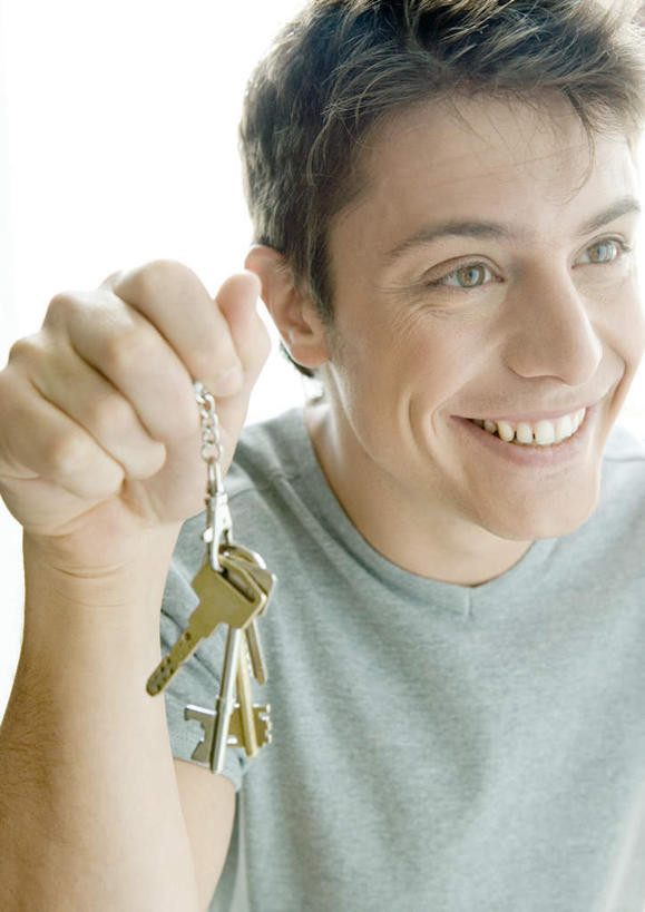 西方人,一个人,笑,微笑,露齿笑,竖图,室内,白天,正面,太阳,欧洲,欧洲人,仅一个男性,仅一个人,握,阴影,光线,影子,钥匙,拿,拎,拿着,仅一个年轻男性,阳光,握着,男人,男性,年轻男性,白种人,半身,彩图,拎着