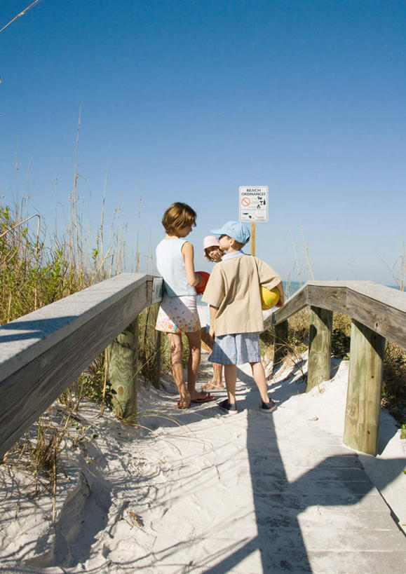 西方人,三个人,伙伴,朋友,站,竖图,室外,白天,正面,旅游,度假,游戏,友谊,纯洁,沙滩,欧洲,欧洲人,握,阴影,反射,木板,沙子,影子,海岸,桥,木桥,沙地,拿,玩,拿着,娱乐,栈桥,蓝色,蓝天,天空,天,站着,享受,休闲,蝴蝶网,放松,可爱,童年,童趣,握着,人行桥,木板桥,户外运动,童真,烂漫,无邪,天真,友情,男孩,男人,男性,女孩,女人,女性,白种人,海滩,玩耍,嬉戏,站立,彩图,全身