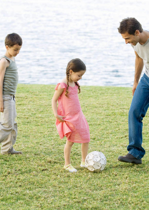 西方人,儿童,三个人,家庭,父亲,女儿,儿子,竖图,室外,白天,侧面,旅游,度假,游戏,快乐,幸福,纯洁,草地,草坪,水,太阳,植物,欧洲,欧洲人,阴影,光线,影子,水池,水面,玩,休闲装,娱乐,草,小孩,绿色,阳光,享受,休闲,温暖,温馨,父女,父子,一家人,休闲服,放松,父爱,可爱,童年,童趣,喜悦,和睦,户外运动,踢足球,童真,烂漫,无邪,天真,男孩,男人,男性,年轻男性,女孩,女人,女性,白种人,孩子,年轻人,玩耍,嬉戏,半身,彩图,愉快,融洽,男生,女生