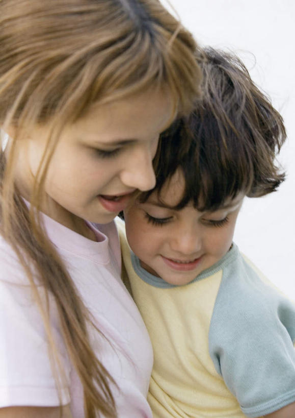 西方人,儿童,两个人,伙伴,朋友,说,竖图,室内,白天,侧面,快乐,友谊,幸福,纯洁,欧洲,欧洲人,依靠,依偎,注视,小孩,观察,看,靠,靠着,温暖,温馨,可爱,童年,童趣,观看,喜悦,和睦,察看,关注,童真,烂漫,无邪,交流,天真,友情,女孩,女人,女性,白种人,孩子,沟通,讲话,交谈,说话,谈话,半身,彩图,愉快,融洽,女生