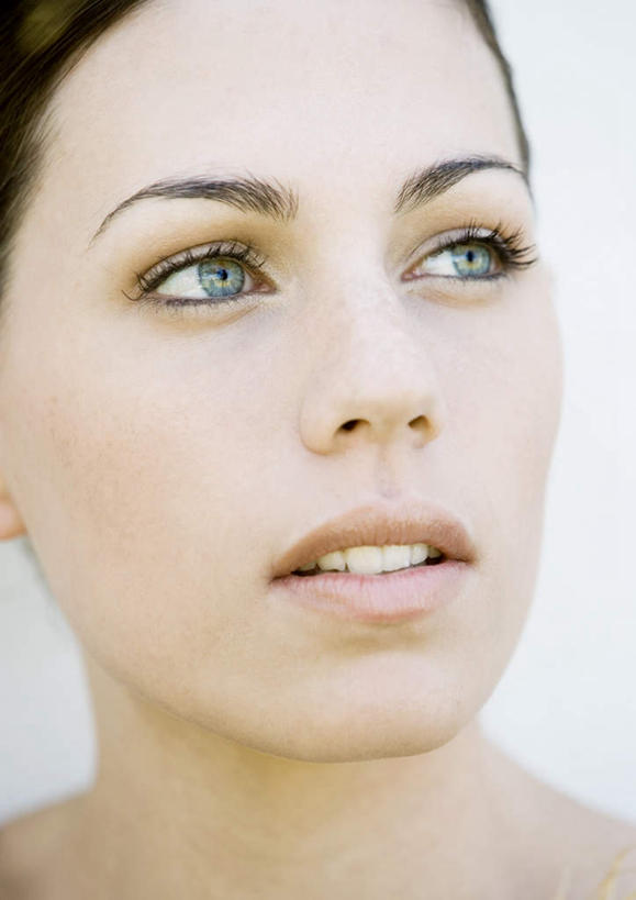 西方人,脸,头,脸颊,脖子,一个人,竖图,室内,特写,白天,正面,欧洲,欧洲人,仅一个年轻女性,仅一个女性,仅一个人,注视,观察,看,张嘴,观看,察看,关注,年轻女性,女人,女性,白种人,头部,脖,颈,颈部,脸部,脸蛋,面部,张开嘴,半身,彩图