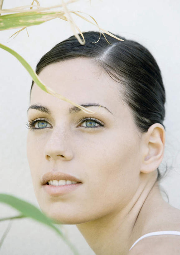 西方人,脸,头,脸颊,脖子,一个人,竖图,室外,白天,正面,叶子,欧洲,欧洲人,仅一个年轻女性,仅一个女性,仅一个人,绿叶,注视,观察,看,嫩叶,观看,察看,关注,年轻女性,女人,女性,白种人,头部,脖,颈,颈部,脸部,脸蛋,面部,叶,叶片,半身,彩图