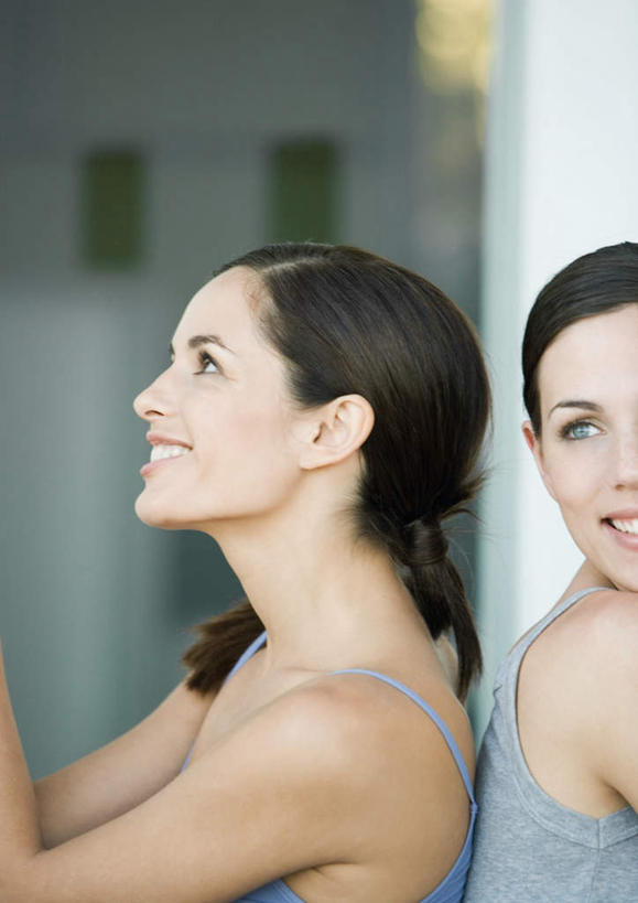 西方人,两个人,家庭,姐妹,伙伴,朋友,坐,竖图,室内,白天,侧面,友谊,安全,欧洲,欧洲人,朦胧,模糊,背心,依靠,灰色,倚靠,背靠背,温暖,温馨,一家人,背对背,和睦,信任,友情,年轻女性,女人,女性,白种人,坐着,半身,彩图,融洽