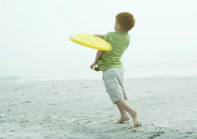 西方人,儿童,一个人,投,横图,室外,白天,T恤衫,海洋,沙滩,欧洲,欧洲人,仅一个男性,仅一个人,握,短裤,沙子,海岸,水平线,辽阔,海平线,沙地,拿,T恤,拿着,小孩,背面,蓝色,蓝天,天空,海水,飞盘,天,仅一个小孩,广阔,赤脚,握着,晴朗,一望无际,海景,万里无云,无边无际,一马平川,男孩,男人,男性,白种人,孩子,大海,海,海滩,晴空,晴空万里,抛,扔,撒,掷,彩图,全身,水天相接,水天一线,男生