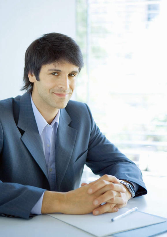 西方人,一个人,办公室,坐,笑,双手交叉,微笑,竖图,室内,白天,正面,成功,信心,窗户,家具,落地窗,桌子,欧洲,欧洲人,仅一个男性,仅一个人,阴影,光线,影子,办公桌,墙,玻璃窗,墙壁,墙面,仅一个年轻男性,阳光,自信,办公家具,男人,男性,年轻男性,白种人,坐着,半身,彩图