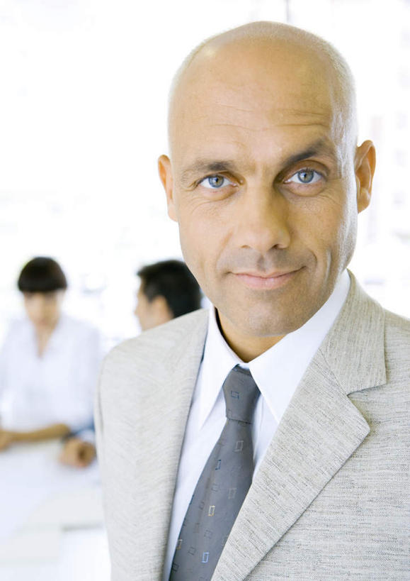 西方人,秃头,三个人,商务人士,商务男性,竖图,室内,特写,白天,正面,衬衫,西装,成功,合作,信心,欧洲,欧洲人,套装,正装,朦胧,模糊,领带,注视,职业装,观察,看,观看,察看,领导,成就,关注,商务装,领袖,工薪阶层,男人,男性,年轻男性,年轻女性,女人,女性,白种人,白领,上班族,半身,彩图,衬衣,秃顶