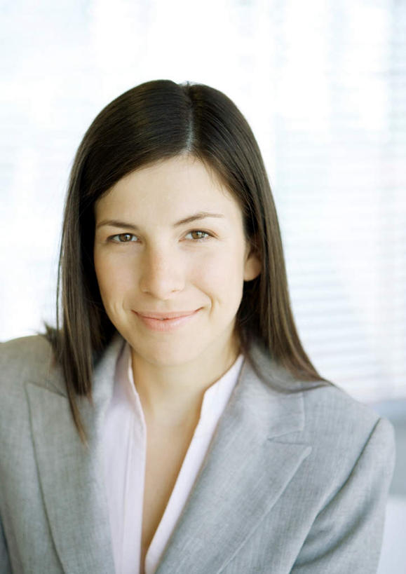 西方人,一个人,商务人士,商务女性,坐,笑,微笑,竖图,室内,特写,白天,正面,成功,合作,信心,欧洲,欧洲人,仅一个年轻女性,仅一个女性,仅一个人,套装,领导,成就,商务装,领袖,工薪阶层,年轻女性,女人,女性,白种人,白领,上班族,坐着,半身,彩图