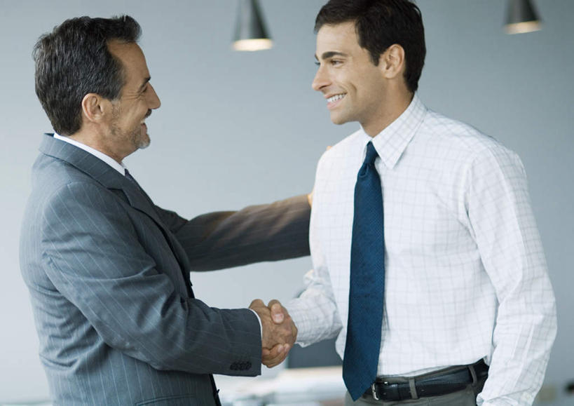 西方人,两个人,同事,商务人士,商务男性,站,握手,横图,室内,白天,侧面,衬衫,西装,成功,合作,团队,集体,信心,欧洲,欧洲人,套装,正装,墙,灯光,领带,职业装,队伍,顶灯,墙壁,墙面,灯,灯具,站着,领导,照明设备,成就,商务装,合伙,领袖,工薪阶层,相信,信任,男人,男性,年轻男性,中年男性,白种人,白领,上班族,拉手,手握手,站立,半身,彩图,衬衣