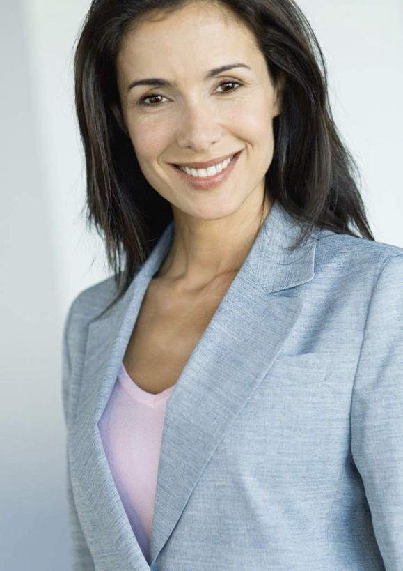 西方人,一个人,商务人士,商务女性,办公室,站,竖图,室内,白天,正面,成功,合作,信心,家具,桌子,欧洲,欧洲人,仅一个年轻女性,仅一个女性,仅一个人,套装,朦胧,模糊,办公桌,站着,领导,成就,商务装,领袖,工薪阶层,办公家具,年轻女性,女人,女性,白种人,白领,上班族,站立,半身,彩图