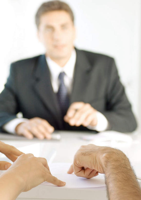 西方人,手,三个人,商务人士,商务男性,办公室,坐,说,竖图,室内,白天,正面,衬衫,西装,家具,桌子,欧洲,欧洲人,谈判,指,套装,正装,朦胧,模糊,材料,档案,文件,办公桌,墙,领带,注视,职业装,墙壁,墙面,资料,观察,看,手部,指示,提,观看,察看,提着,指着,关注,文档,商务装,工薪阶层,办公家具,交流,男人,男性,年轻男性,年轻女性,女人,女性,白种人,白领,上班族,沟通,讲话,交谈,商谈,说话,谈话,坐着,半身,彩图,衬衣