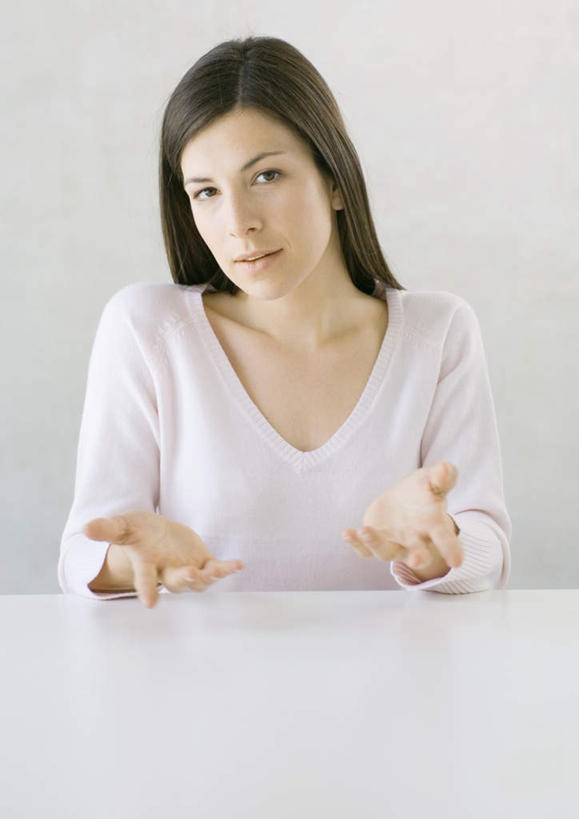 西方人,脸,头,脸颊,脖子,一个人,坐,笑,微笑,露齿笑,竖图,室内,特写,白天,白色背景,正面,桌子,欧洲,欧洲人,仅一个年轻女性,仅一个女性,仅一个人,墙,注视,休闲装,书桌,墙壁,墙面,课桌,观察,看,双手摊开,休闲服,摄影,影棚,观看,察看,关注,年轻女性,女人,女性,白种人,头部,脖,颈,颈部,脸部,脸蛋,面部,坐着,半身,彩图,影棚拍摄,拍摄