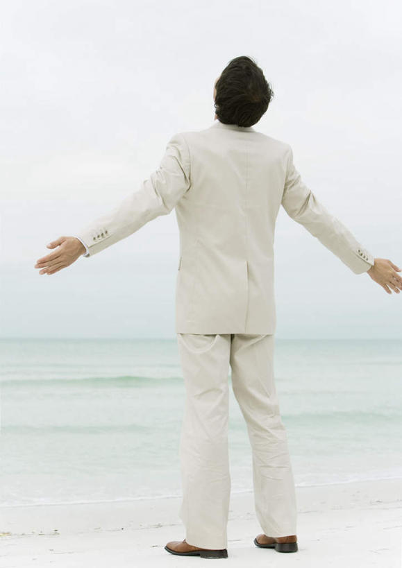 西方人,一个人,商务人士,商务男性,站,伸展双臂,竖图,室外,白天,衬衫,西装,成功,合作,信心,海洋,沙滩,欧洲,欧洲人,仅一个男性,仅一个人,套装,正装,沙子,海岸,水平线,云,云朵,辽阔,领带,海平线,沙地,云彩,职业装,仅一个年轻男性,背面,蓝色,白色,白云,蓝天,天空,海水,天,站着,广阔,晴朗,一望无际,领导,成就,商务装,领袖,海景,工薪阶层,无边无际,一马平川,男人,男性,年轻男性,白种人,白领,上班族,大海,海,海滩,晴空,敞开双臂,伸开双臂,抬头,仰头,展开双肩,站立,张开手臂,张开双臂,彩图,全身,衬衣,水天相接,水天一线