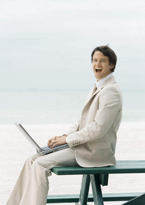 西方人,一个人,商务人士,商务男性,坐,笑,微笑,露齿笑,竖图,室外,白天,侧面,衬衫,西装,成功,合作,信心,电脑,笔记本电脑,海洋,桌子,欧洲,欧洲人,仅一个男性,仅一个人,敲打,套装,正装,网络,办公桌,水平线,云,云朵,辽阔,领带,海平线,云彩,注视,职业装,输入,通讯设备,仅一个年轻男性,蓝色,白色,白云,蓝天,天空,海水,天,打字,观察,看,广阔,晴朗,观看,一望无际,点击,敲击,察看,无线,领导,成就,关注,通信设备,商务装,无线网络,领袖,海景,无线上网,便携式电脑,工薪阶层,无边无际,一马平川,按键,手提电脑,男人,男性,年轻男性,白种人,白领,上班族,大海,海,晴空,坐着,半身,彩图,衬衣,水天相接,水天一线