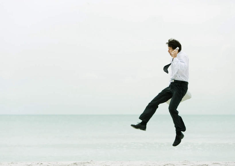 西方人,一个人,商务人士,商务男性,跳,打电话,横图,室外,白天,侧面,衬衫,西装,成功,合作,信心,海洋,电话,手提箱,手机,欧洲,欧洲人,仅一个男性,仅一个人,握,套装,正装,水平线,云,云朵,辽阔,领带,海平线,半空,拿,云彩,拿着,职业装,通讯设备,仅一个年轻男性,蓝色,白色,白云,蓝天,天空,海水,箱子,天,广阔,提,握着,晴朗,一望无际,提着,领导,成就,商务装,领袖,海景,工薪阶层,无边无际,一马平川,交流,男人,男性,年轻男性,白种人,白领,上班族,大海,海,晴空,沟通,跳跃,通话,彩图,全身,衬衣,水天相接,水天一线