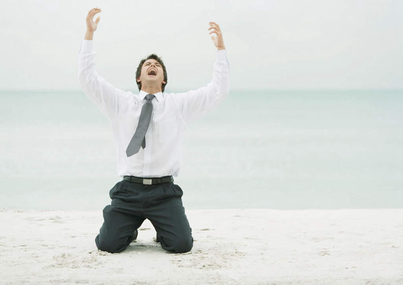 西方人,一个人,商务人士,商务男性,跪,举,伸展双臂,横图,室外,白天,正面,衬衫,西装,成功,合作,信心,海洋,欧洲,欧洲人,仅一个男性,仅一个人,套装,正装,水平线,云,云朵,辽阔,领带,海平线,云彩,职业装,仅一个年轻男性,蓝色,白色,白云,蓝天,天空,海水,天,托,张嘴,广阔,晴朗,一望无际,领导,成就,商务装,领袖,张大嘴巴,海景,工薪阶层,无边无际,一马平川,男人,男性,年轻男性,白种人,白领,上班族,大海,海,晴空,张开嘴,敞开双臂,跪着,举起,举手,举着,伸开双臂,向上举,向上伸,向上托,展开双肩,张开手臂,张开双臂,彩图,全身,衬衣,水天相接,水天一线