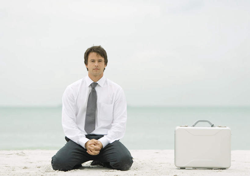 西方人,一个人,商务人士,商务男性,跪,闭眼,双手交叉,横图,室外,白天,正面,衬衫,西装,成功,合作,信心,海洋,手提箱,欧洲,欧洲人,仅一个男性,仅一个人,套装,正装,水平线,云,云朵,辽阔,领带,海平线,云彩,职业装,仅一个年轻男性,蓝色,白色,白云,蓝天,天空,海水,箱子,天,广阔,晴朗,一望无际,领导,成就,商务装,领袖,海景,工薪阶层,无边无际,一马平川,男人,男性,年轻男性,白种人,白领,上班族,大海,海,晴空,闭眼睛,闭着眼,闭着眼睛,跪着,十字手,彩图,全身,衬衣,水天相接,水天一线