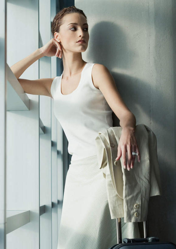 西方人,一个人,站,竖图,室内,白天,正面,裙子,太阳,窗户,落地窗,欧洲,欧洲人,仅一个年轻女性,仅一个女性,仅一个人,阴影,连衣裙,光线,拉杆箱,旅行箱,影子,托头,玻璃窗,阳光,行李箱,箱子,站着,半身裙,出差,吊带裙,夹克,年轻女性,女人,女性,白种人,站立,半身,彩图,旅行