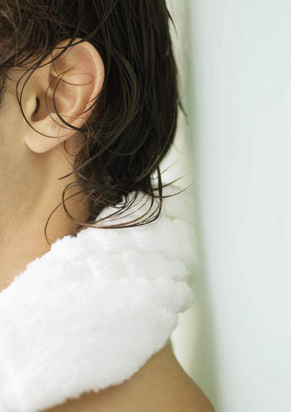 西方人,脸,头,耳朵,脸颊,头发,一个人,竖图,室内,特写,白天,侧面,洗澡,水,欧洲,欧洲人,仅一个男性,仅一个人,液体,浴巾,水滴,仅一个年轻男性,毛巾,保养,享受,休闲,放松,保健,潮湿,男人,男性,年轻男性,白种人,头部,耳,耳部,脸部,脸蛋,面部,半身,彩图,洗沐,洗浴