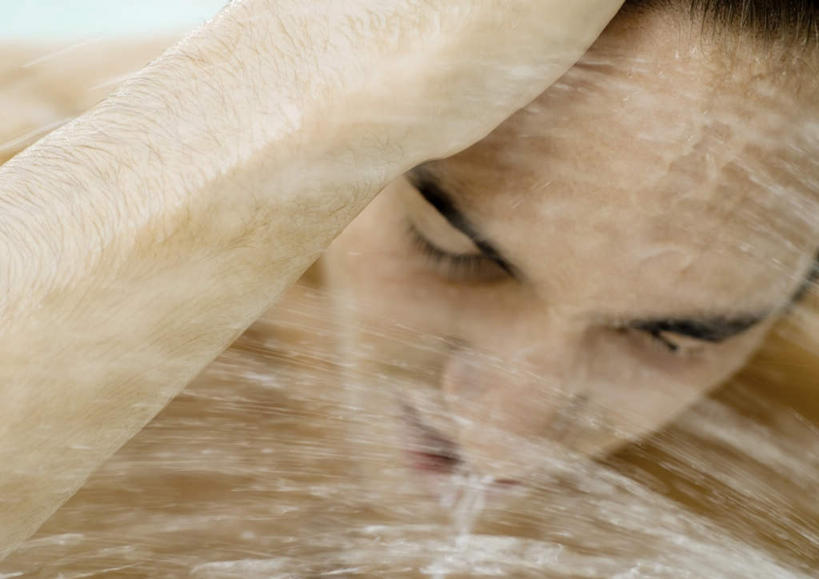 西方人,脸,头,脸颊,头发,一个人,闭眼,摸,横图,室内,特写,白天,正面,洗澡,水,卫生间,浴室,欧洲,欧洲人,仅一个男性,仅一个人,抚摸,飞溅,溅,液体,水滴,仅一个年轻男性,保养,享受,休闲,放松,保健,潮湿,喷洒,手抱头,男人,男性,年轻男性,白种人,头部,脸部,脸蛋,面部,淋浴房,闭眼睛,闭着眼,闭着眼睛,触摸,接触,半身,彩图,洗沐,洗浴,冲凉房,沐浴间,沐浴室